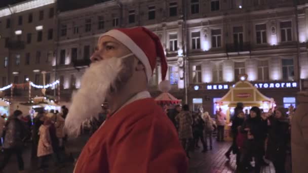 Santa Claus Chůzi Festivalu Přeje Veselé Vánoce Nový Rok — Stock video