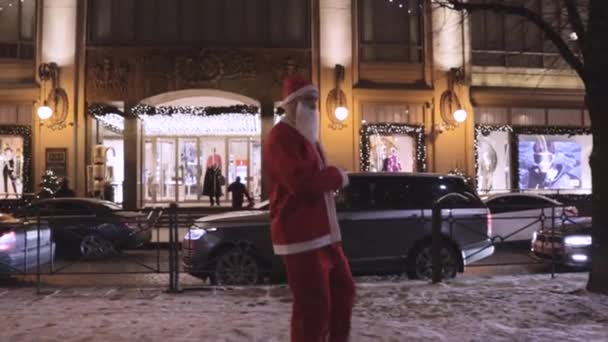 Kerstman Danst Straat Feestelijk Humeur Gelukkig Nieuwjaar Sneeuw — Stockvideo