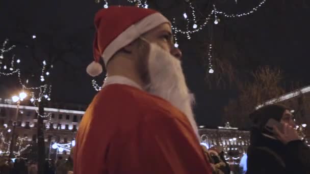 Santa Claus Chůzi Festivalu Přeje Veselé Vánoce Nový Rok — Stock video