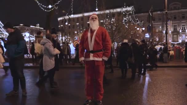 Άγιος Βασίλης Είναι Ευπρόσδεκτος Στο Φεστιβάλ Και Εύχεται Καλά Χριστούγεννα — Αρχείο Βίντεο