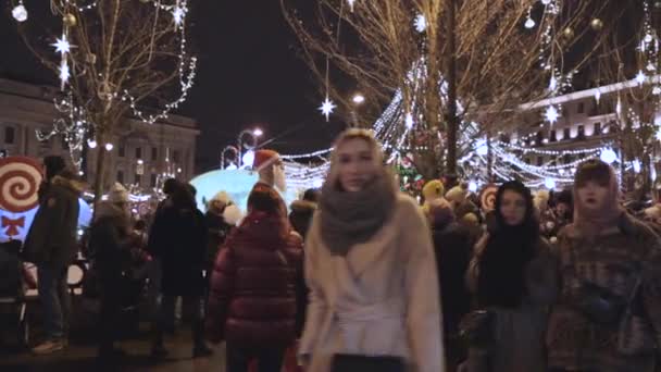 Santa Claus Chůzi Festivalu Přeje Veselé Vánoce Nový Rok — Stock video
