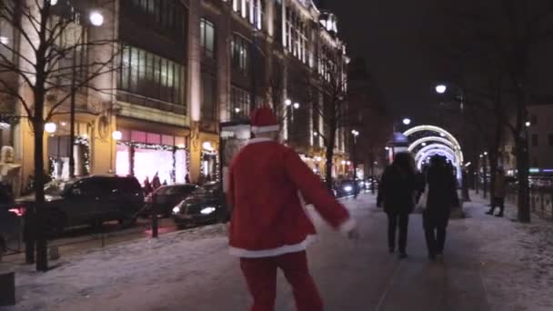 Санта Клаус Танцует Улице Праздничное Настроение Новым Годом Снежный Святой — стоковое видео