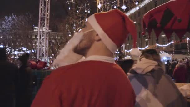 Kerstman Claus Wandelen Festival Wenst Een Vrolijk Kerstfeest Nieuwjaar — Stockvideo