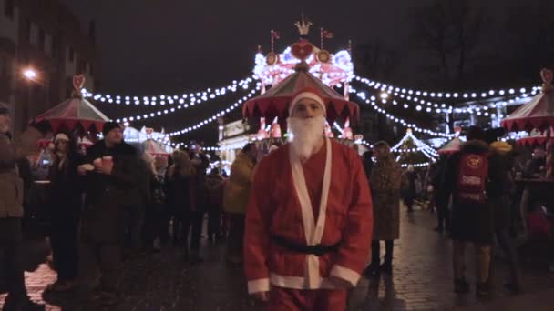 Άγιος Βασίλης Είναι Claus Ευπρόσδεκτη Στο Φεστιβάλ Και Εύχεται Καλά — Αρχείο Βίντεο