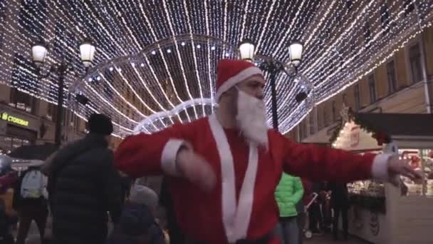 Jultomten Dansar Gatan Festligt Humör Gott Nytt Snö Helgon Petersburg — Stockvideo