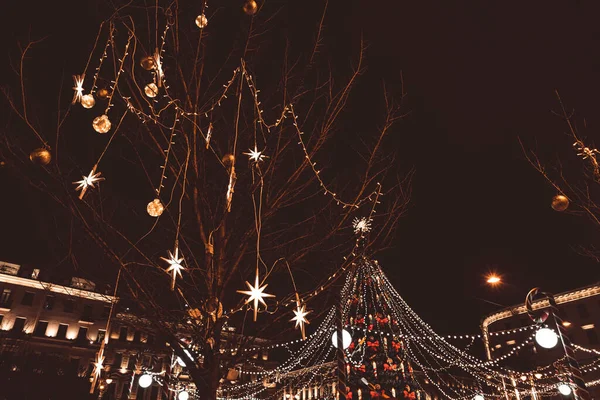 Abeto Rua Ano Novo Ricamente Decorado Com Guirlandas Festival Natal — Fotografia de Stock