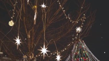 Noel süslemeleri sokaklarda ağaçlarda parlıyor yeni yıl parıldıyor