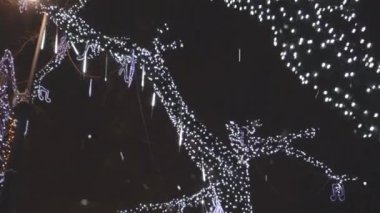 Noel süslemeleri sokaklarda ağaçlarda parlıyor yeni yıl parıldıyor