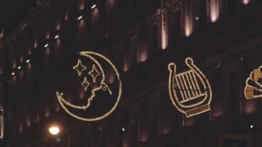 Noel süslemeleri sokaklarda ağaçlarda parlıyor yeni yıl parıldıyor