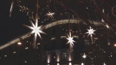 Noel süslemeleri sokaklarda ağaçlarda parlıyor yeni yıl parıldıyor