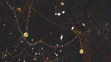 Noel süslemeleri sokaklarda ağaçlarda parlıyor yeni yıl parıldıyor