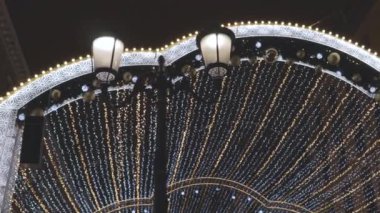 Yeni yıl sokak dekorasyonu kemerli çelenk festivali Noel perisi parıltısı
