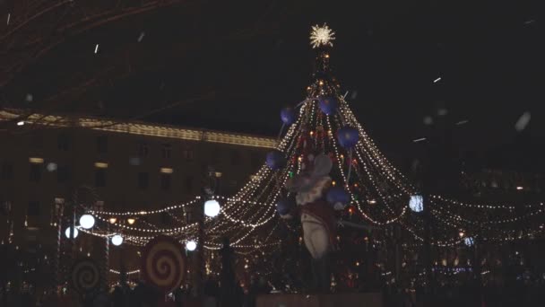 Decorações Natal Árvores Nas Guirlandas Rua Brilham Piscando Ano Novo — Vídeo de Stock