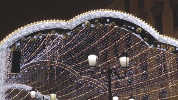 Neujahr Straßendekoration Bogen Girlanden Festival Weihnachtsmärchen Leuchten — Stockvideo