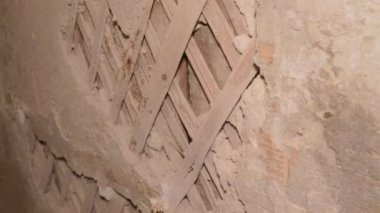 Tahta duvar döşemesi eski alçı çatlağının yıkımını onarıyor.