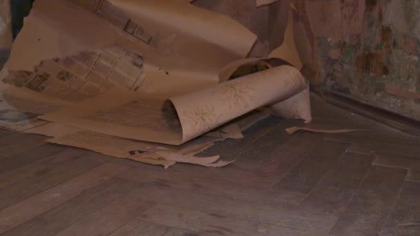 Limpeza de peças de saco de detritos de construção de papel de parede e gesso — Vídeo de Stock