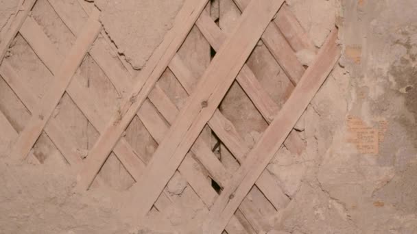 Tahta duvar döşemesi eski alçı çatlağının yıkımını onarıyor. — Stok video
