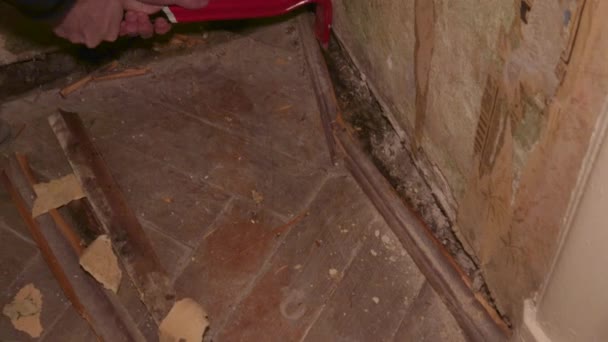 Демонтаж паркету підлоги горище ретро будівельні роботи кермовий молоток — стокове відео
