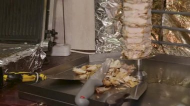 Tükürük arap sosunda shawarma kebabı eti pişirmek