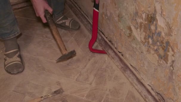 Desmontar el piso parquet loft construcción retro trabajo palanca martillo — Vídeos de Stock