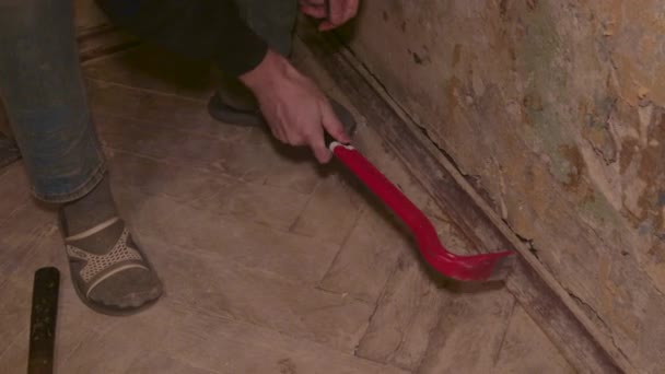 Dismantling the floor parquet loft retro construction work crowbar hammer — Stock Video