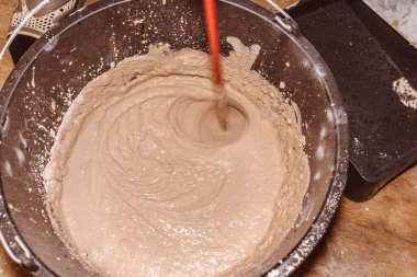 Bir harç alçısı hazırlamak karıştırmak su tutarlılığı emülsiyon bitirme işi 