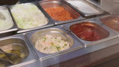 Kantindeki havuç salatalıklı patates soslu jalapeno sosu.