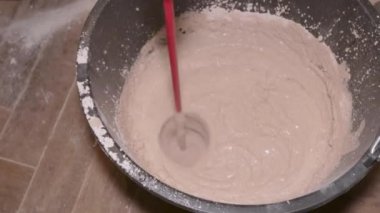 Bir harç alçısı hazırlamak karıştırmak su tutarlılığı emülsiyon bitirme işi