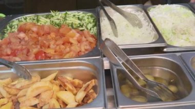 Kantindeki havuç salatalıklı patates soslu jalapeno sosu.