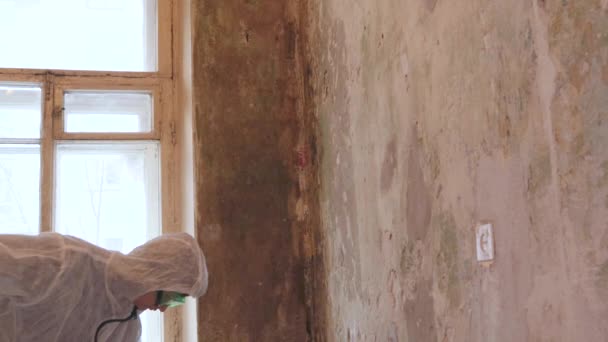 Peintre Travailleur Peint Les Murs Avec Rouleau Apprêt Finition Travail — Video