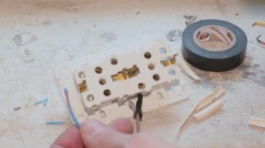 Elektrik işçisi gerilimi yeni kablo prizinin yerine geçiyor