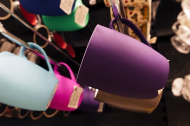 Mor siyanür fiyat etiketi dükkanında renkli bardaklar 