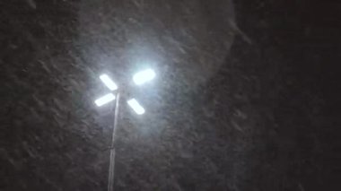 Gece kar fırtınası kış mevsiminde yağışların doğal bir olayıdır.