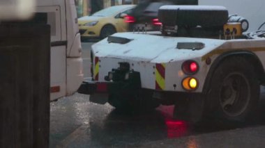Çekici, ağır otobüs tamiratına giriyor. Park yasağı olan bir yeri bozuyor.
