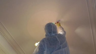 Stucco binalarının eski tavanlarının restorasyonu İnşaat ustası