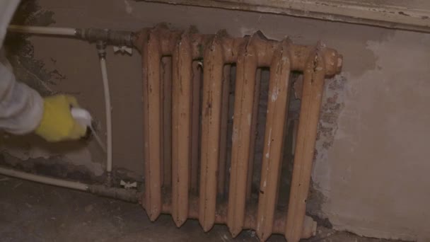 Restauración Reparación Vieja Purga Del Calentador Del Radiador Protección Rociado — Vídeos de Stock