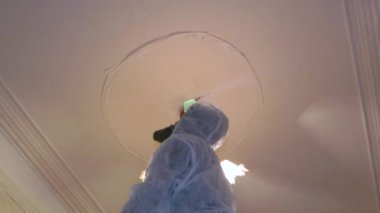 Stucco binalarının eski tavanlarının restorasyonu İnşaat ustası