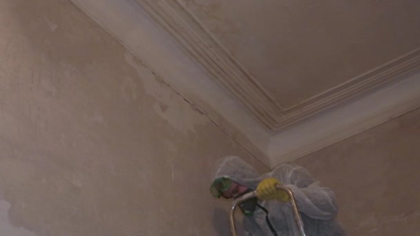 Travailleur Costume Protection Peinture Les Murs Plafond Brosse Propagation Mouvement — Video