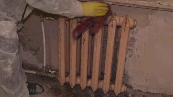 Restaurering Reparation Den Gamla Kylaren Värmaren Rensa Komprimerad Luft Sprutning — Stockvideo