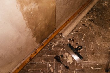 Duvar kağıtlarını kesmek vinil yüzey duvarlarını hazırlamak apartman yenileme teknolojisi 