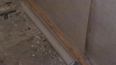 Duvar kağıtlarını kesmek vinil yüzey duvarlarını hazırlamak apartman yenileme teknolojisi