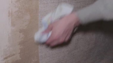 Duvar kağıtlarını yapıştırmak vinil yüzey duvarlarını hazırlamak apartman yenileme işçisi