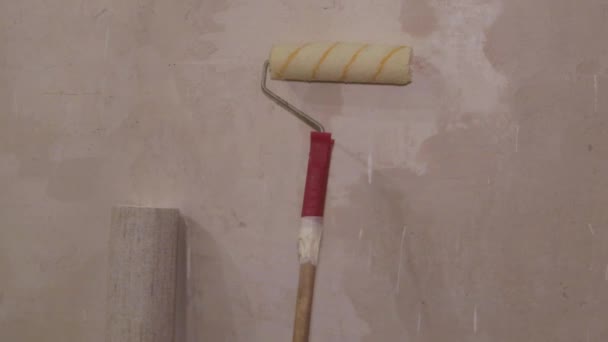 滚筒粘贴墙纸滚筒准备表面墙体公寓装修工人 — 图库视频影像