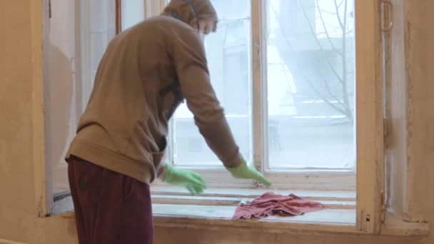 Człowiek pracownik czyste okno drewniane ramy w rękawiczki i maski — Wideo stockowe