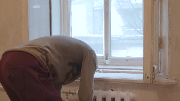 Man worker clean window wooden frames in gloves and mask — Stock Video