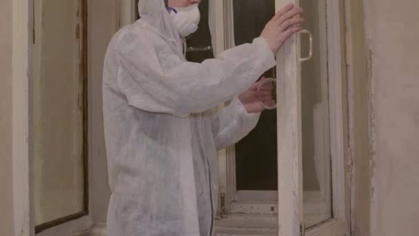 İşçi ressam pencereyi maske bandı boyamak için hazırlıyor — Stok video