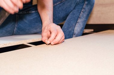 dönen cıvatalar usta işçi mobilya yatak parçaları monte etmek kolay tamir araçları