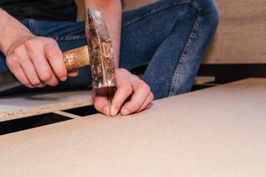 dönen cıvatalar usta işçi mobilya yatak parçaları monte etmek kolay tamir araçları