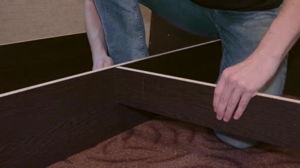 旋转螺栓总工组装家具床上用品修理工具容易 — 图库视频影像