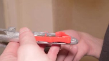 Bıçağı inşaat bıçağı montajıyla değiştirmek.